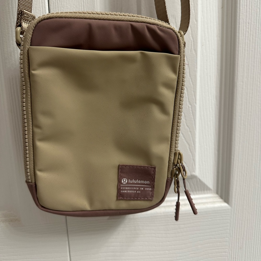 Lululemon crossbody easy access bag 1.5L